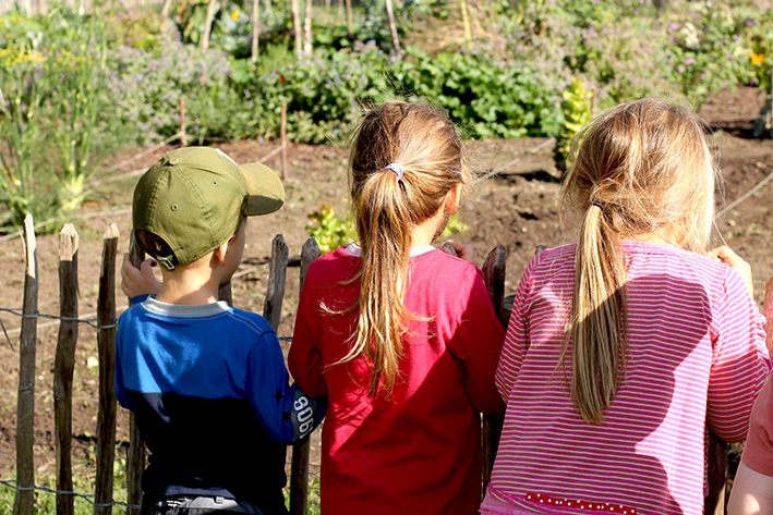 Kinder am Zaun Erlebnis Kuechengarten 2021